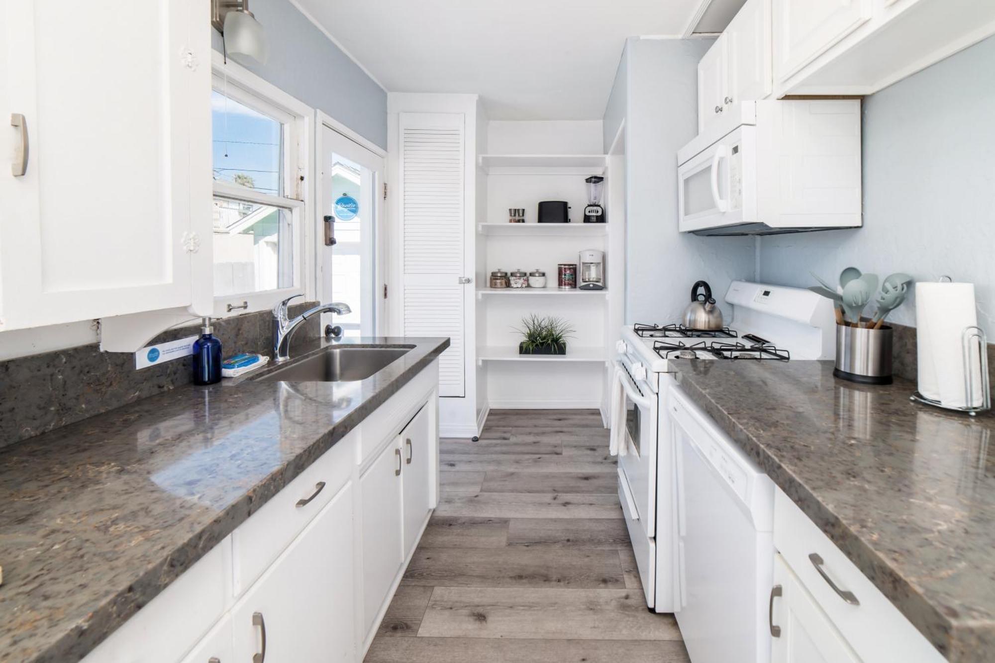 Pacific Bungalow In Oceanside With Backyard & Tiny House Buitenkant foto